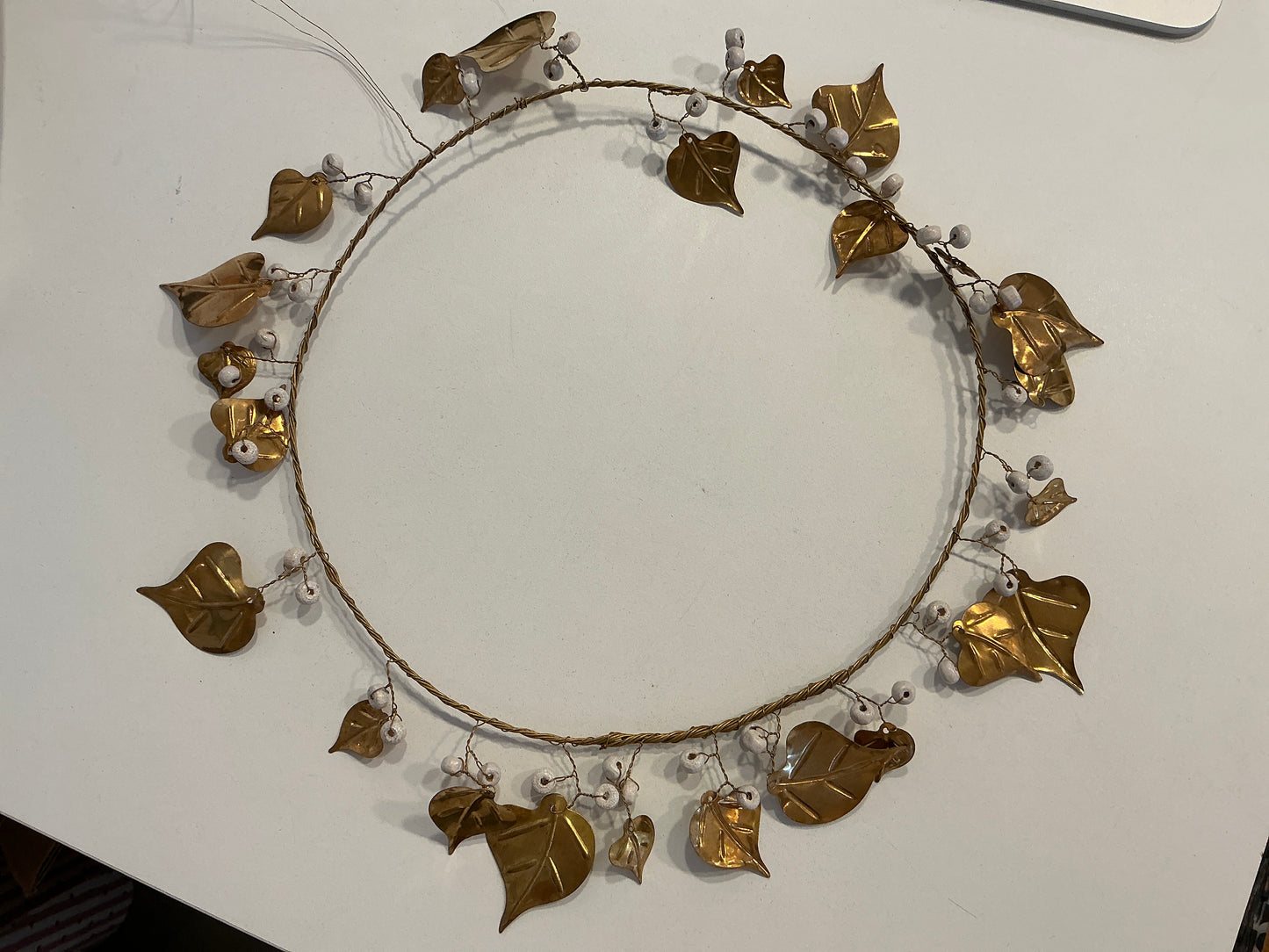 Couronne feuille de bouleau laiton perles de bois blanc