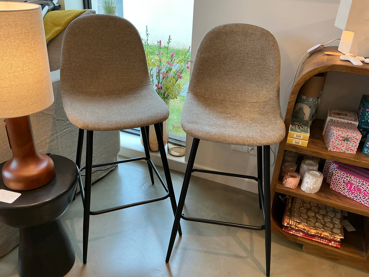 Tabouret de bar tissu taupe / métal noir
