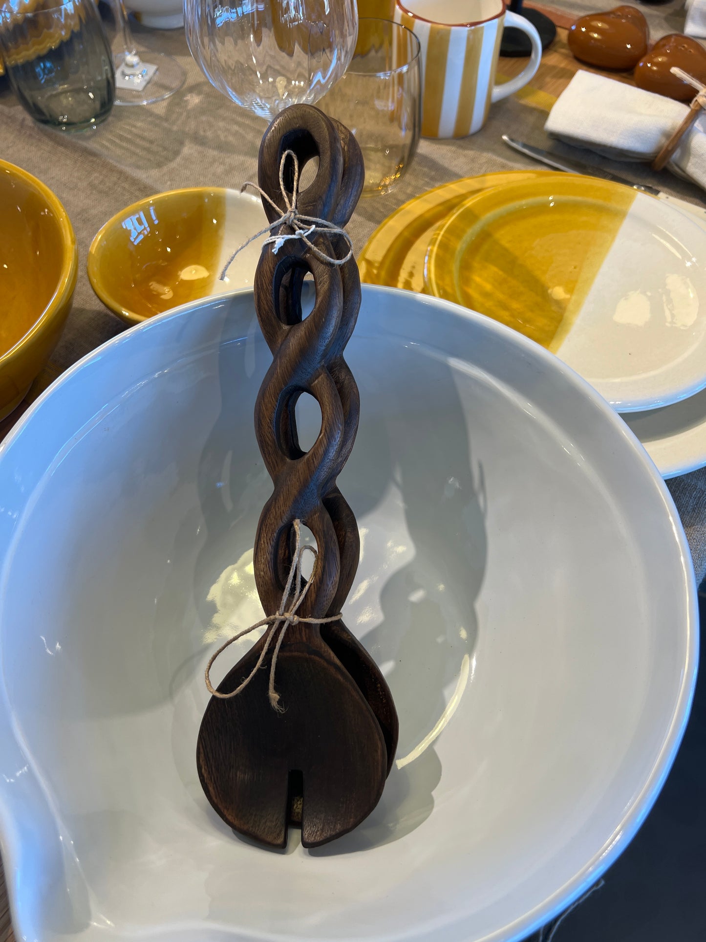 Couverts à salade en bois foncé