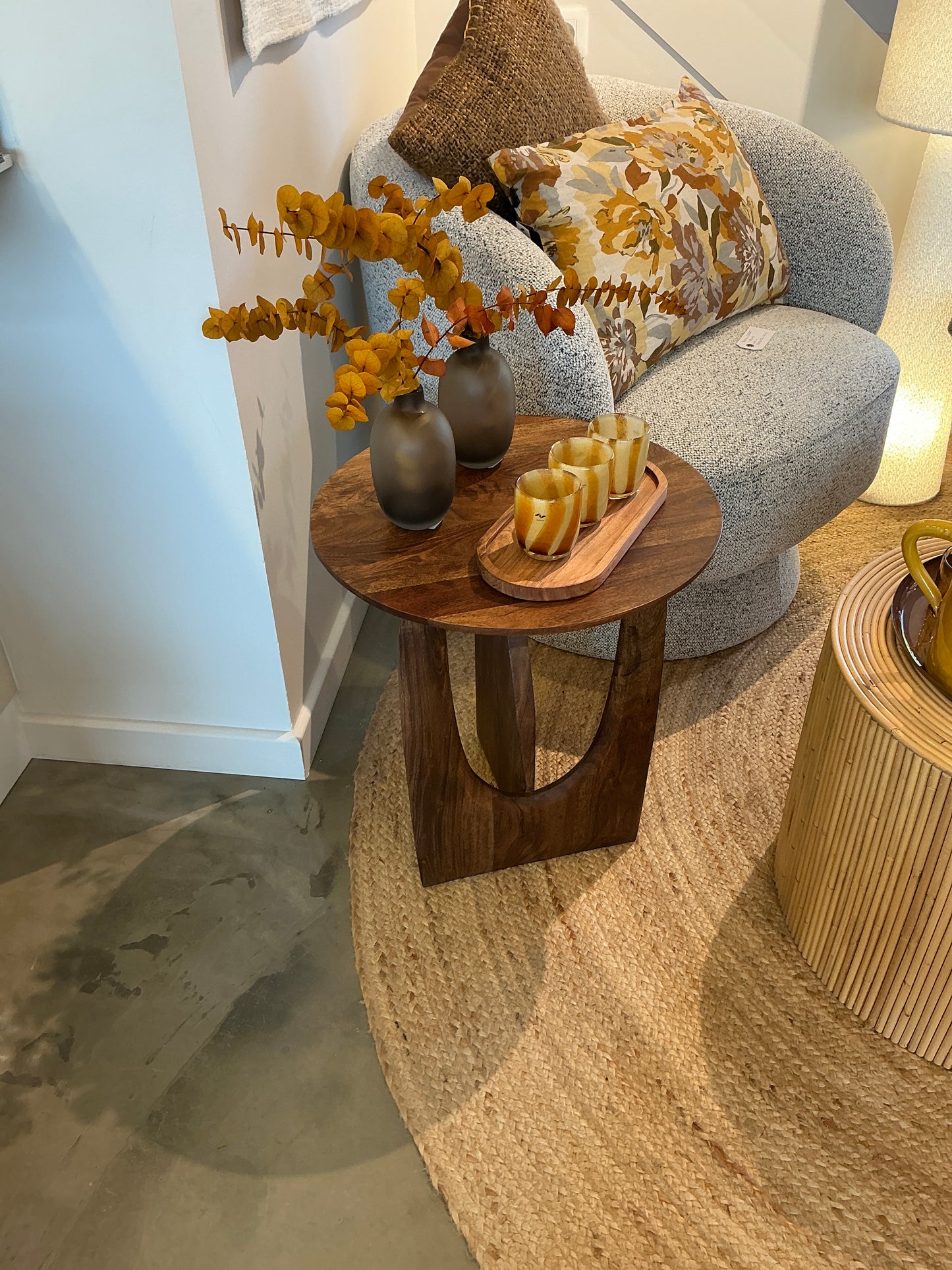 Table d’appoint bois teinté noyer