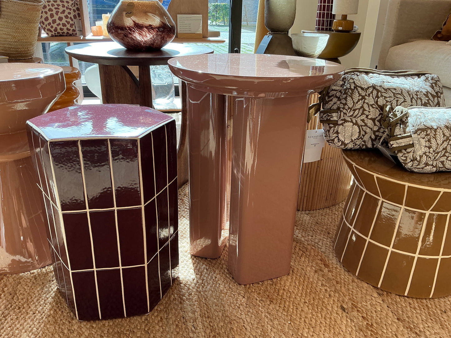 TABLE D’APPOINT LAQUÉE VIEUX ROSE