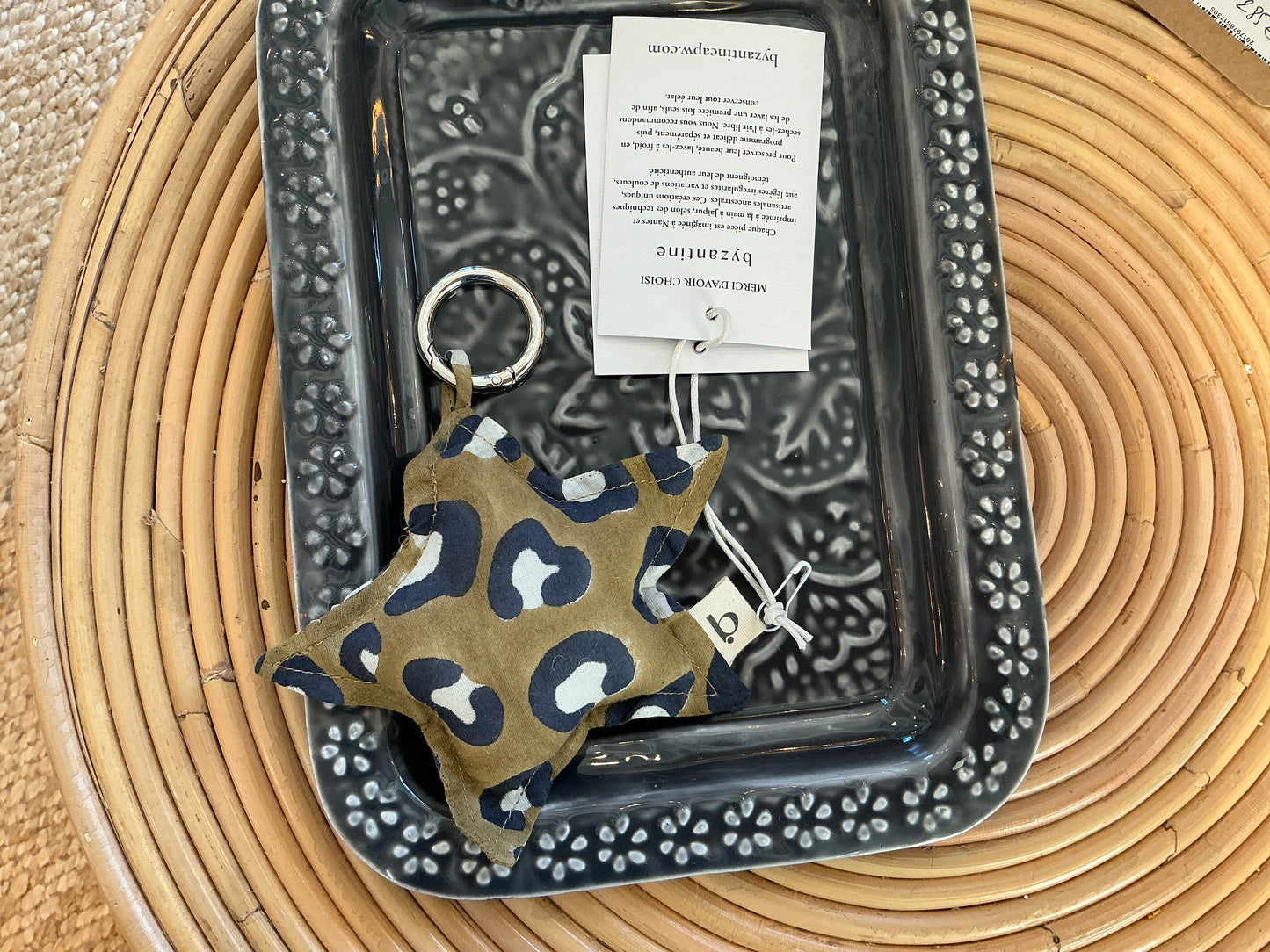 Porte clés gris gris étoile kaki