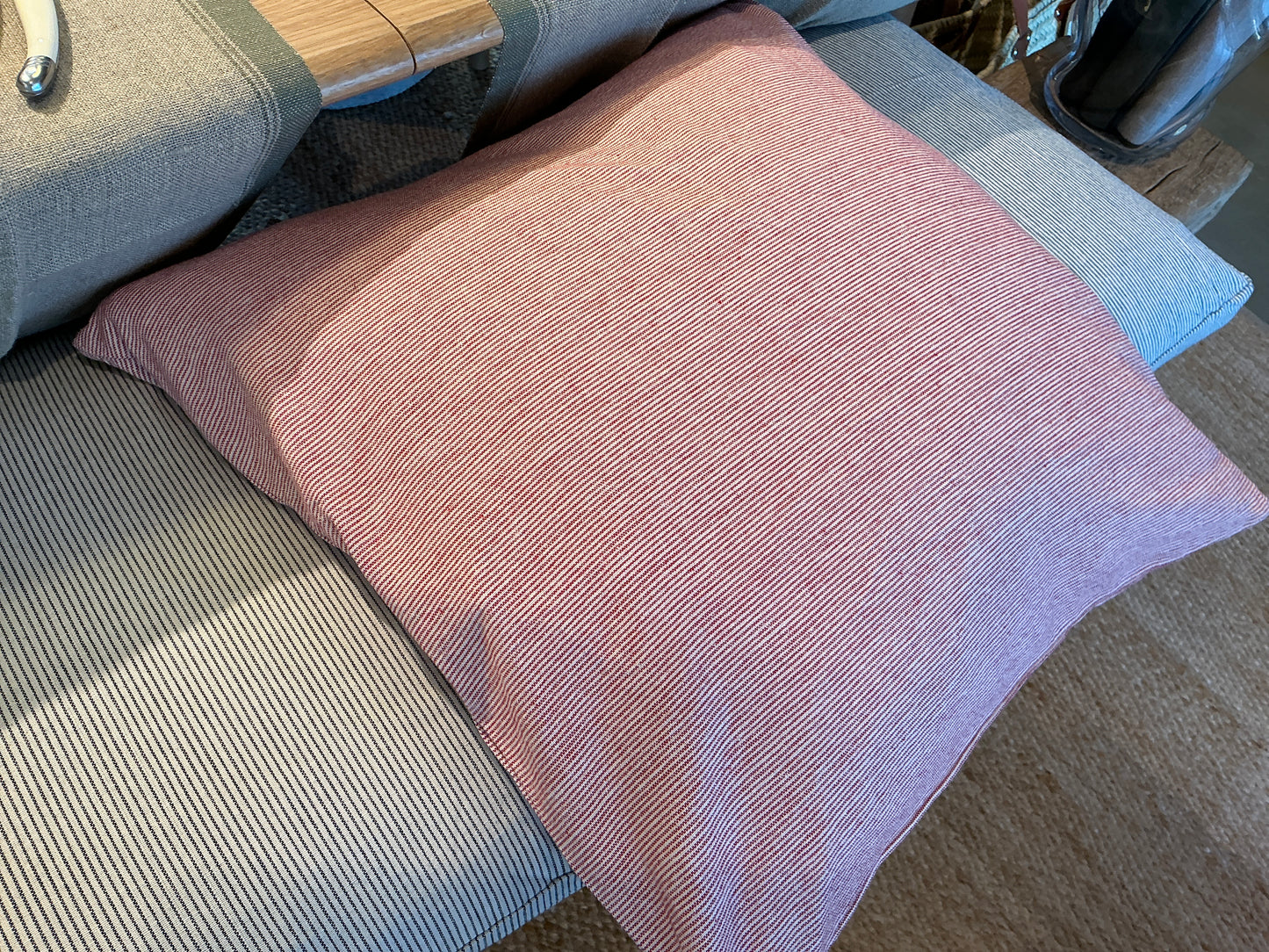 Coussin carré fines rayures rouges