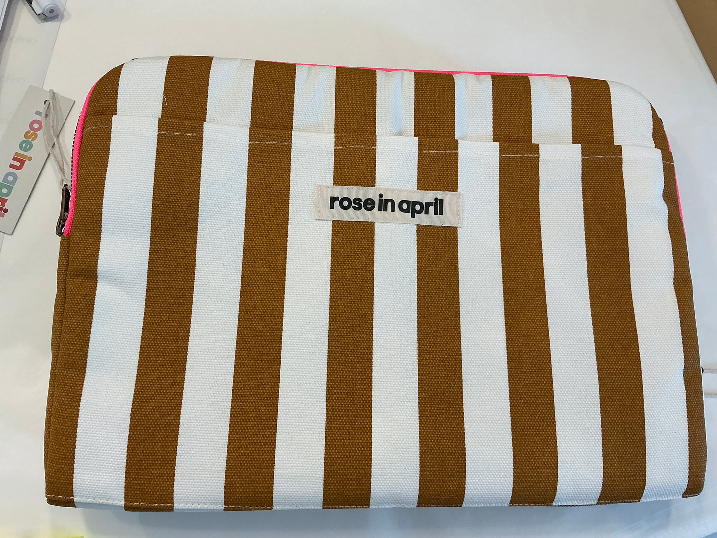 Pochette d’ordinateur rayure écru/caramel Rose in April 13-15 pouces