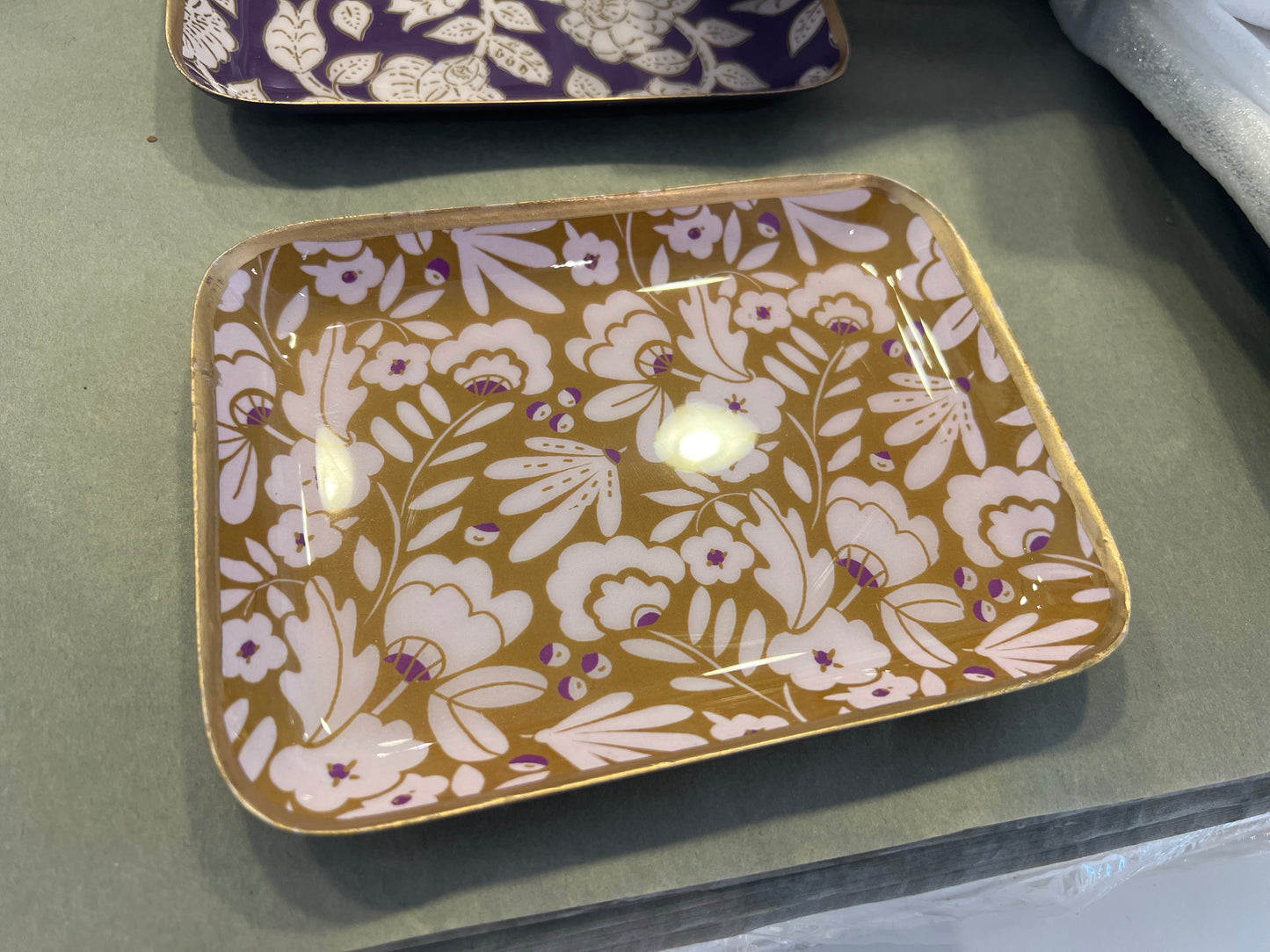 Petit plateau bohème chic à fleurs en métal émaillé IRIS CURRY