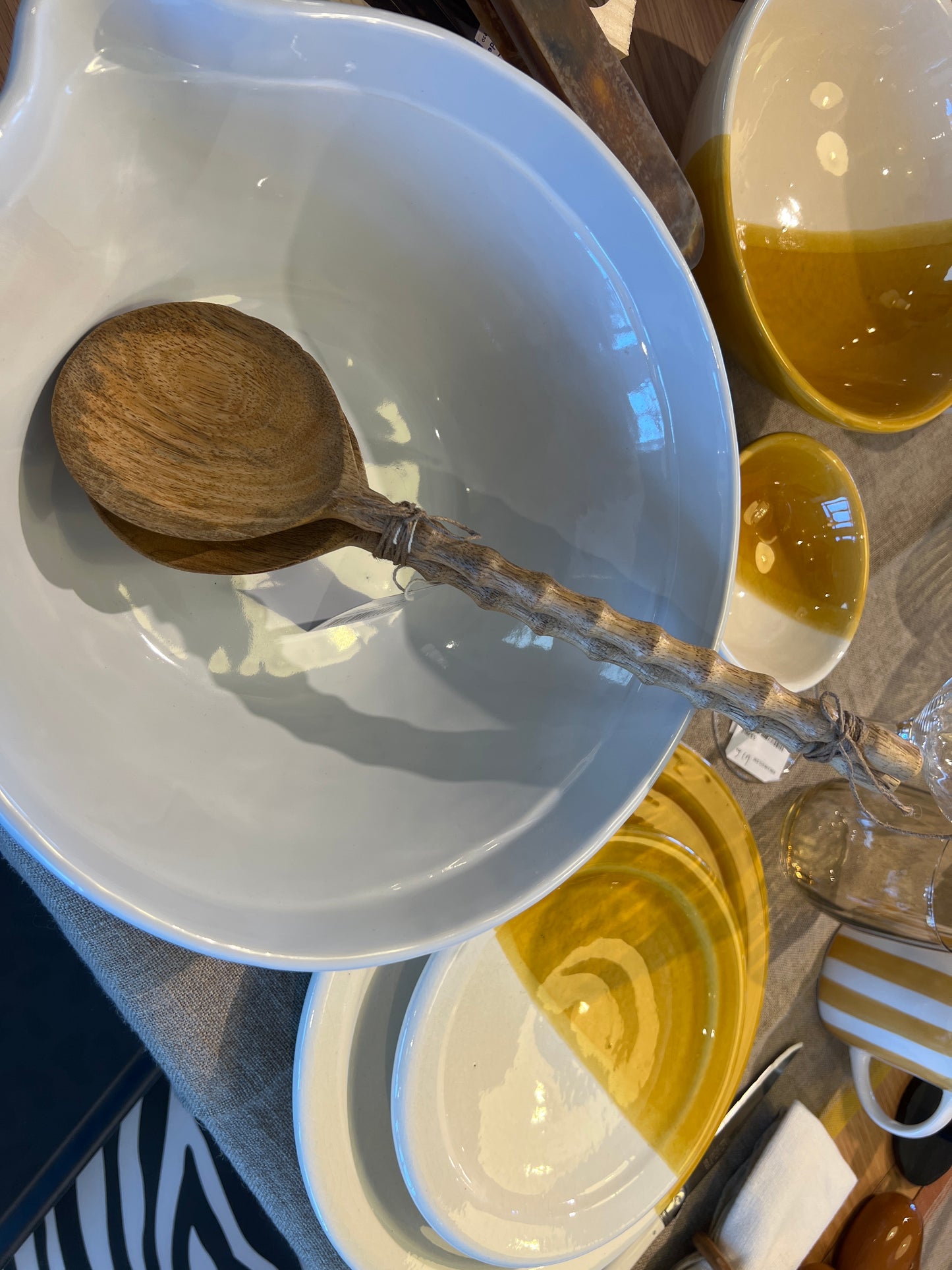 Couverts à salade en bois clair