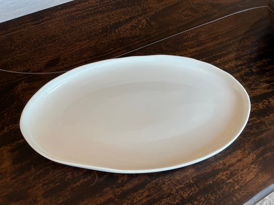 PLAT ORGANIQUE EN PORCELAINE 31X19 CM