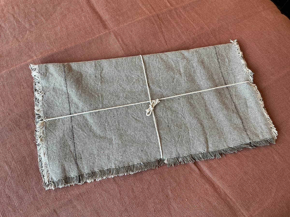 ENSEMBLE DE 4 SERVIETTES DE TABLE TEINTE GREIGE