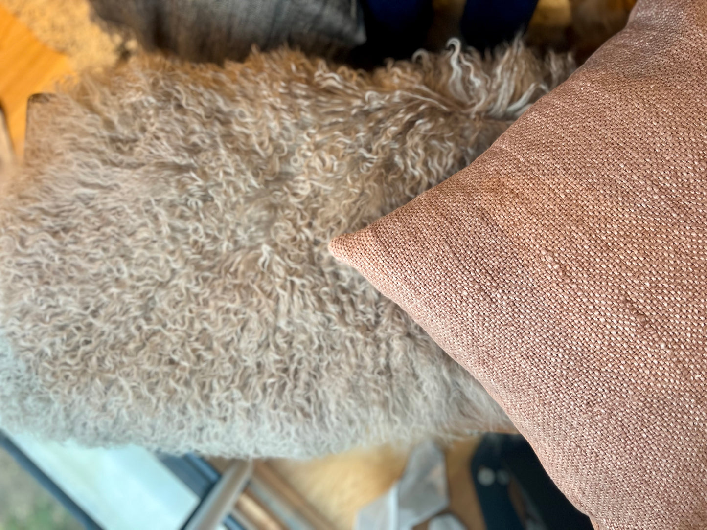 COUSSIN EN MOUTON D'ISLANDE - BEIGE TAUPE