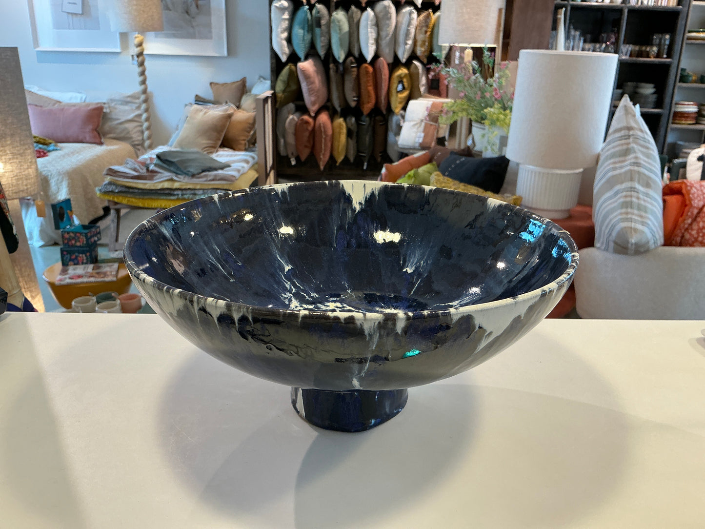 Coupe en céramique bleu indigo