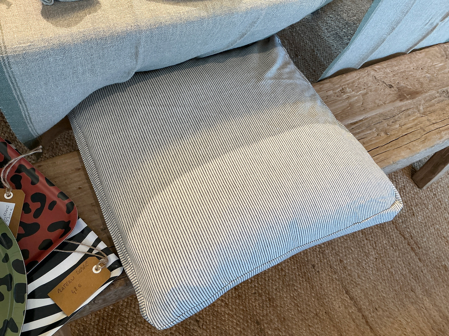 Coussin carré fines rayures noires