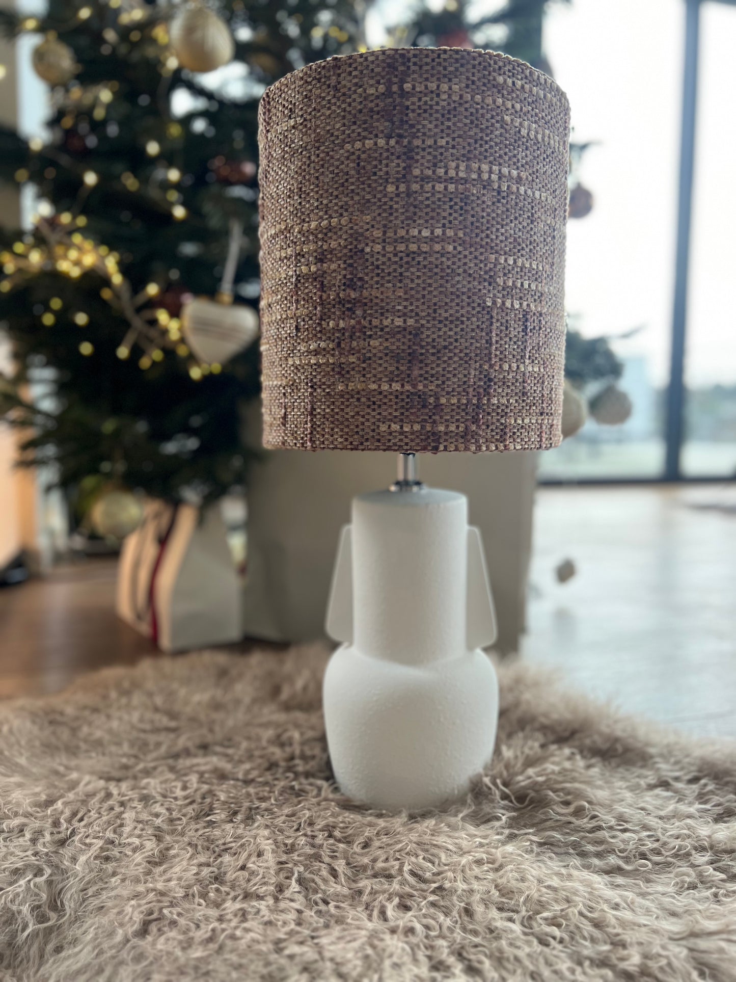 LAMPE CÉRAMIQUE BLANCHE 70'S ABAT JOUR TRESSÉ ROUILLE