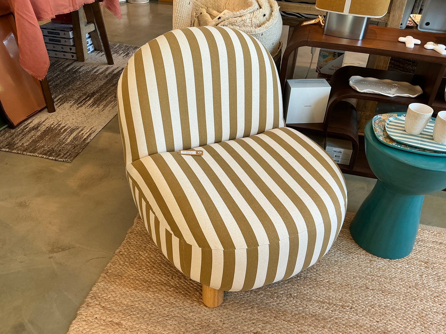 Fauteuil rayures ocre