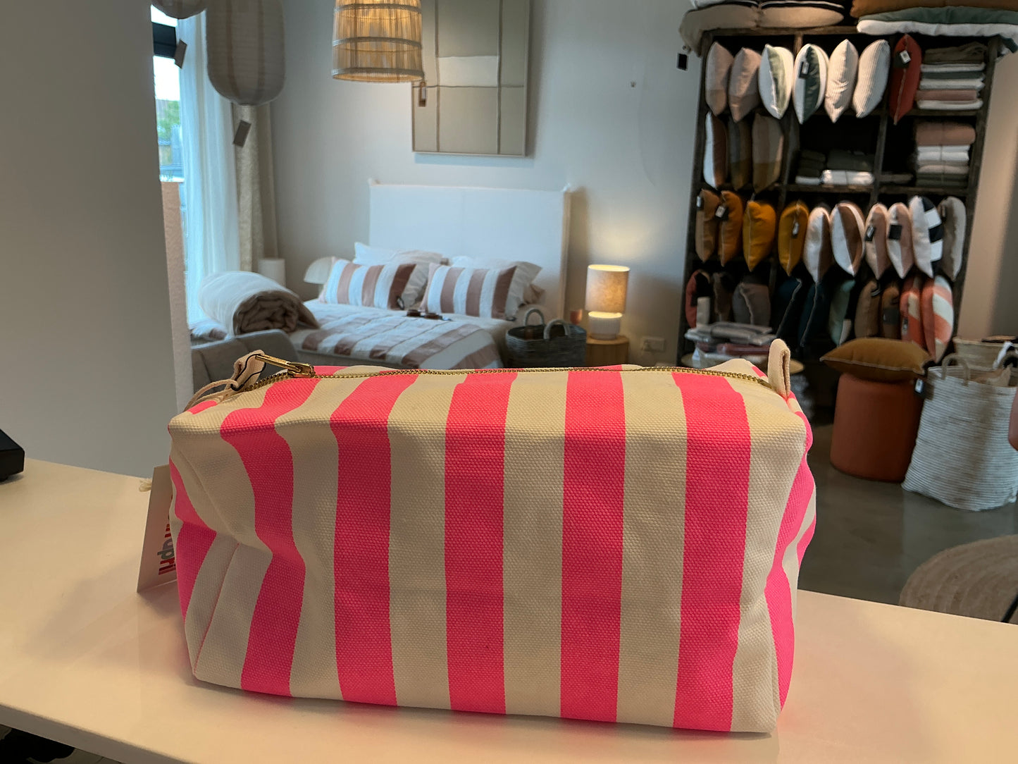 Trousse de Toilette raye  ecru/neon pink rose in April