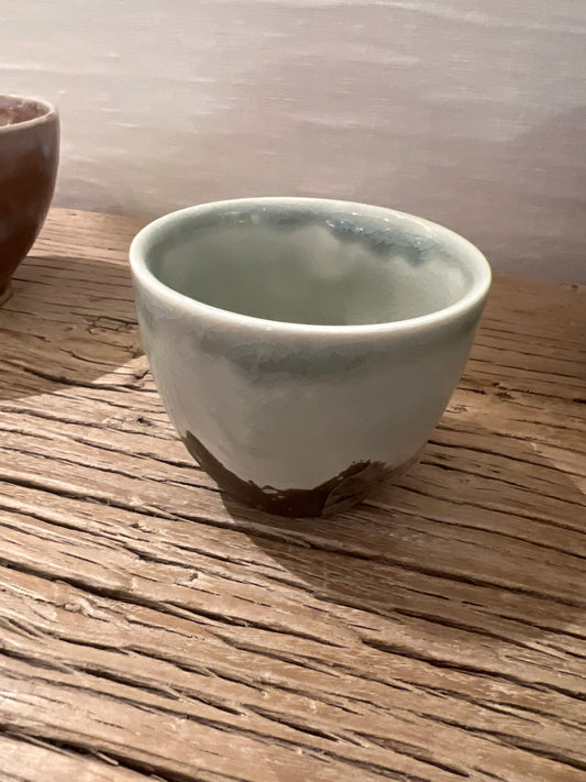 Tasse en grès marron