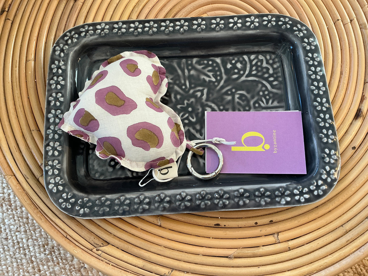 Porte clés gris gris cœur lilas