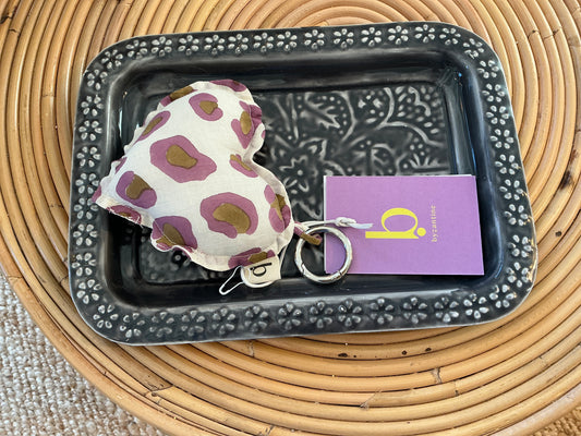 Porte clés gris gris cœur lilas