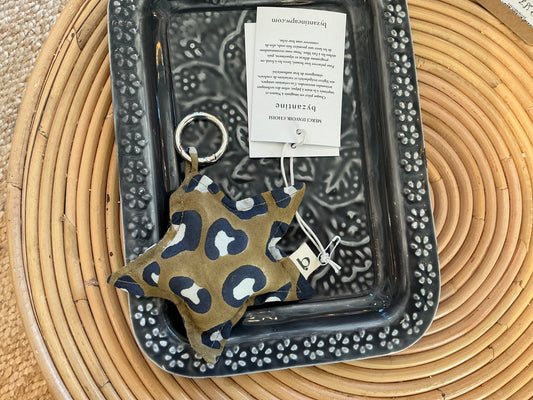Porte clés gris gris étoile kaki