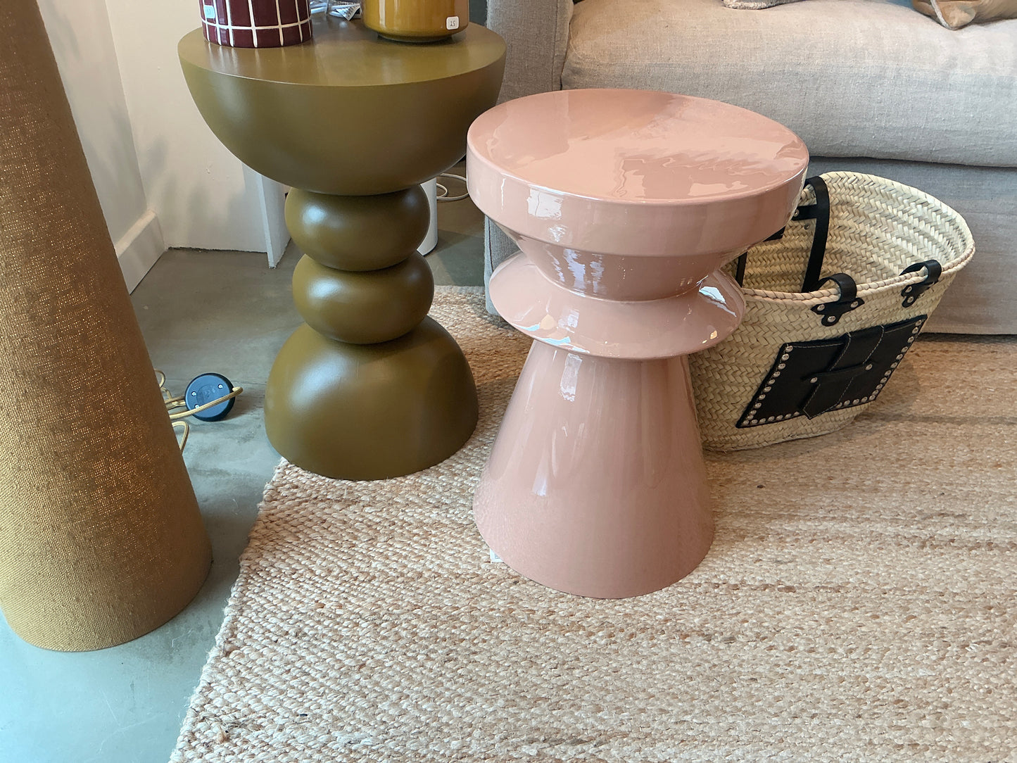 Table d’appoint métal laqué vieux rose