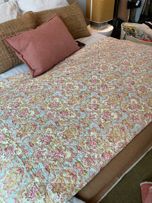Courtepointe motif bleu/rose/jaune