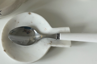 REPOSE CUILLERE EN MARBRE BLANC