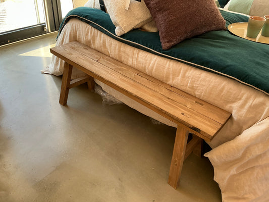Banc en bois naturel brut de découpe
