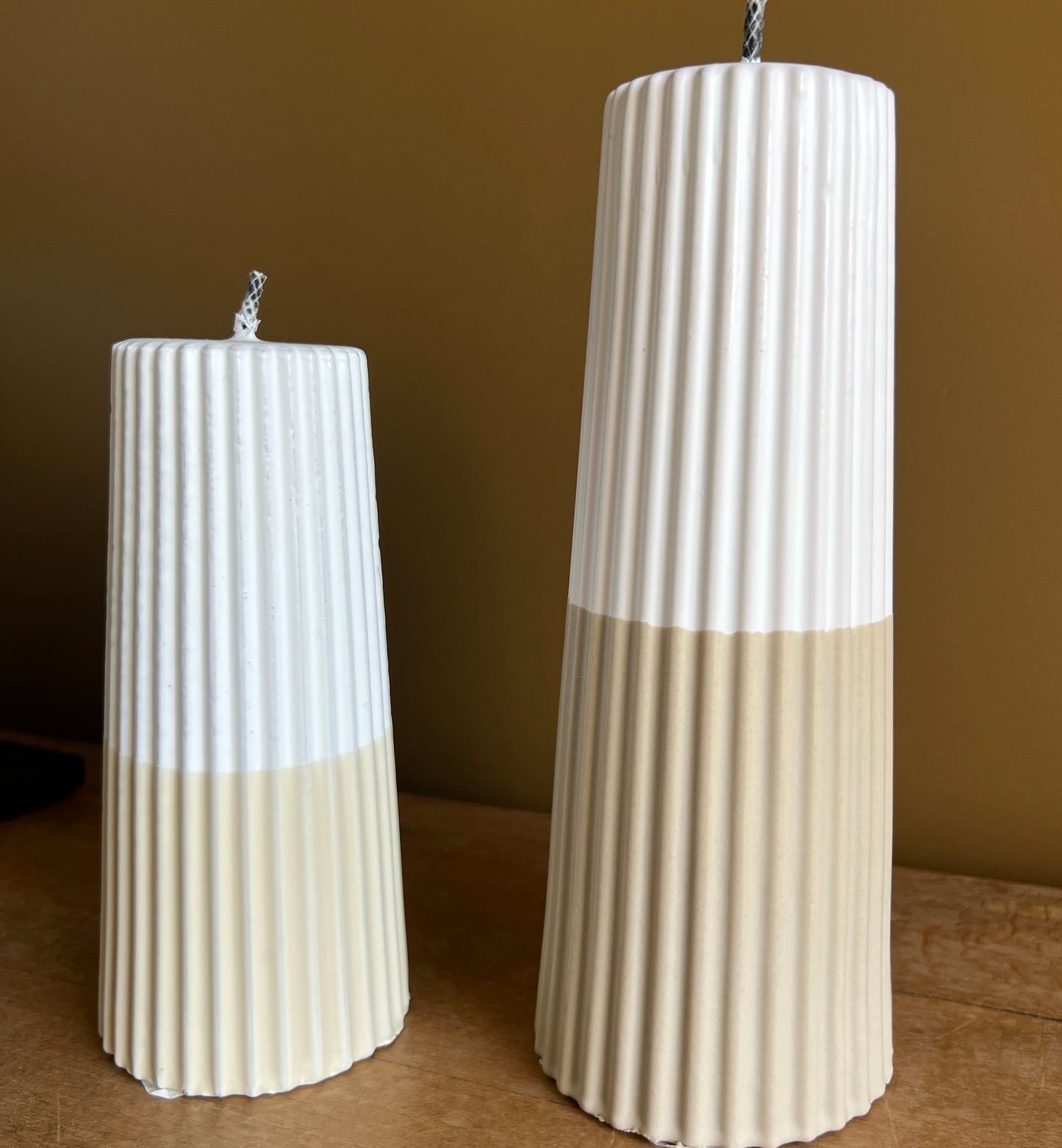 BOUGIE OUTDOOR RAINURÉE BEIGE ET BLANCHE PM