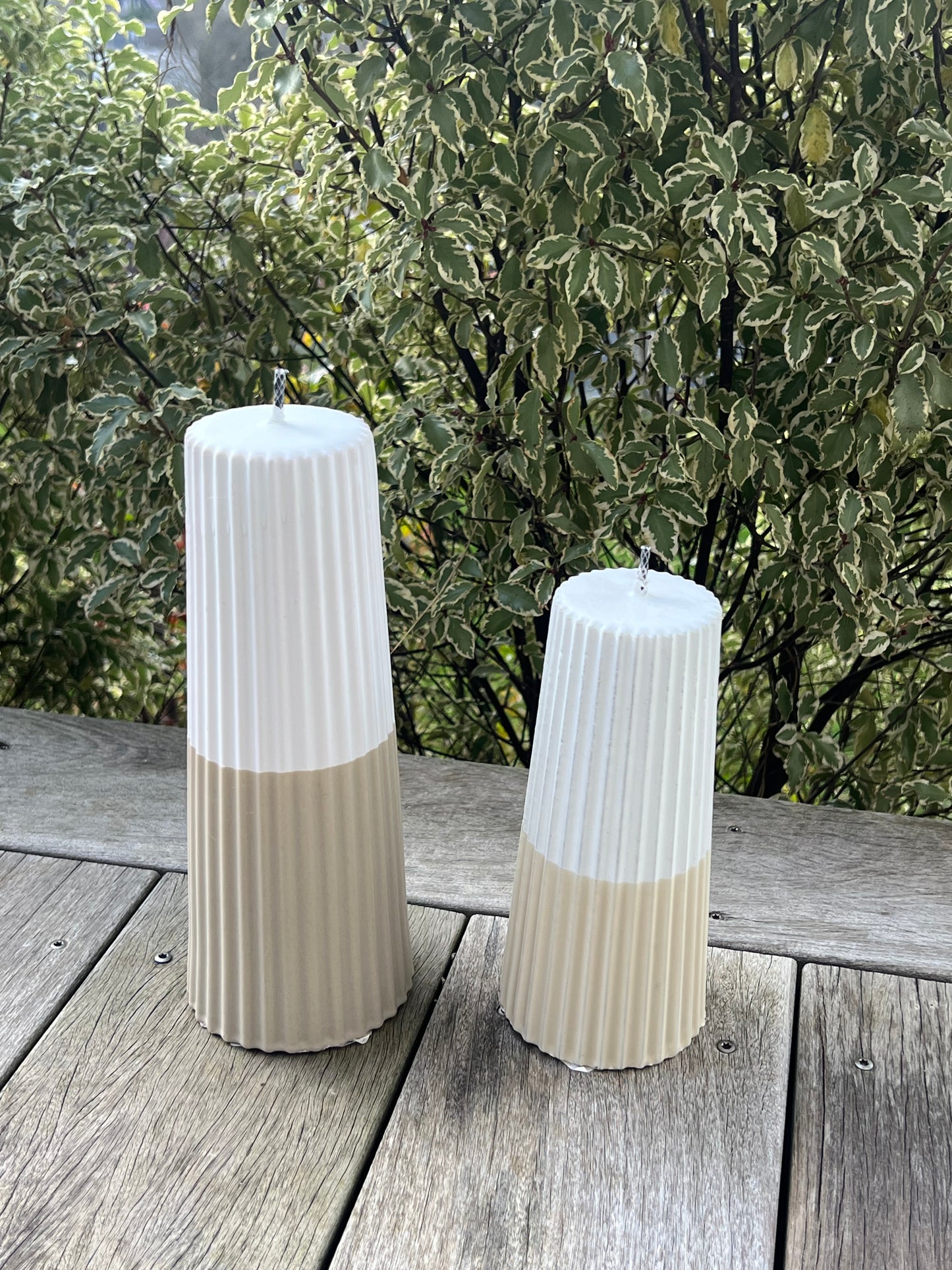 BOUGIE OUTDOOR RAINURÉE BEIGE ET BLANCHE PM