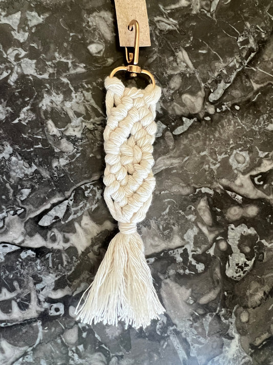 PORTE CLÉS EN MACRAMÉ BLANC