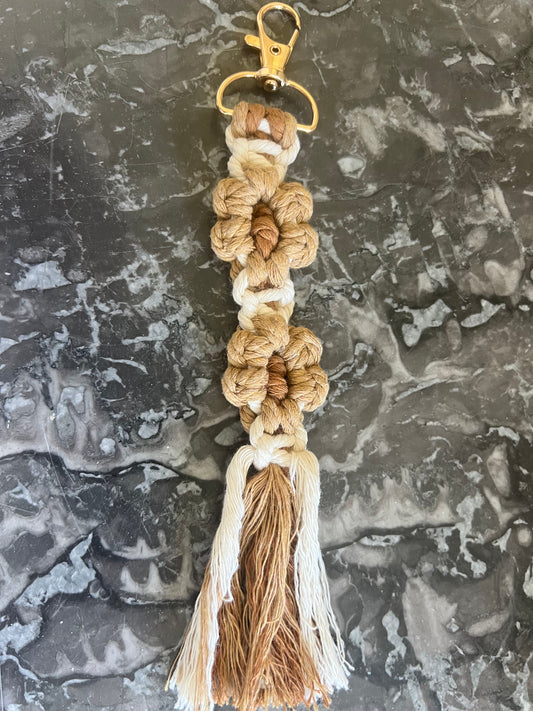 PORTE CLÉS EN MACRAMÉ BEIGE ET BLANC