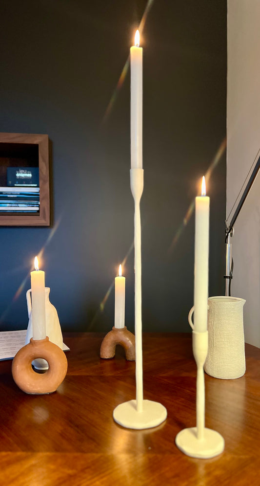 BOUGEOIR POMAX EN MÉTAL BLANC CASSÉ GRAND MODELE
