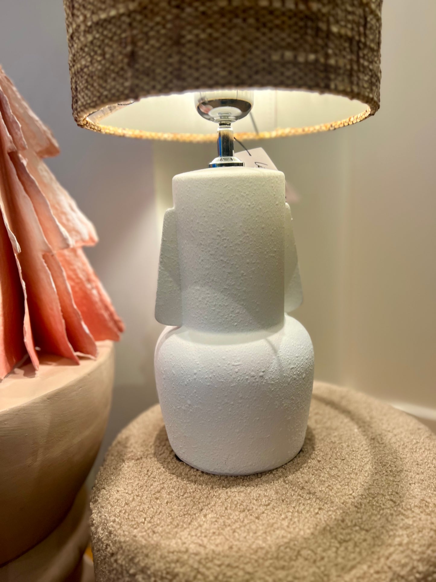 LAMPE CÉRAMIQUE BLANCHE 70'S ABAT JOUR TRESSÉ ROUILLE
