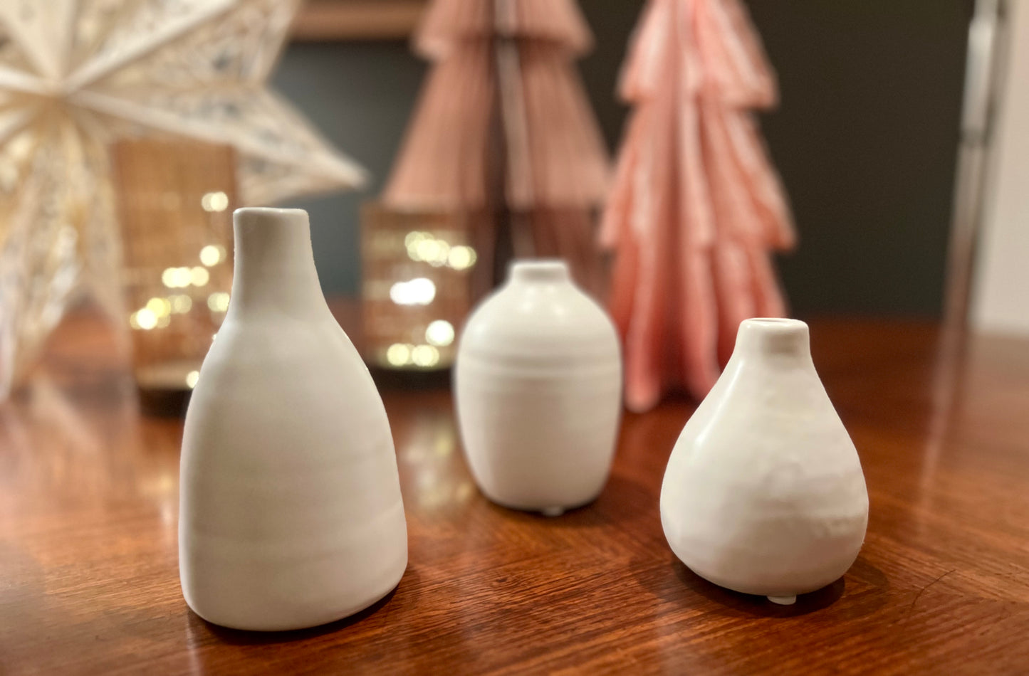 ENSEMBLE DE TROIS FLACONS EN CERAMIQUE BLANCHE