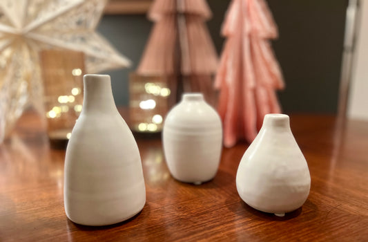 ENSEMBLE DE TROIS FLACONS EN CERAMIQUE BLANCHE
